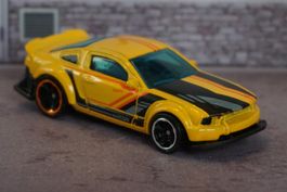 HotWheels `06 Ford Mustang COOL !!!!!!!!!!!